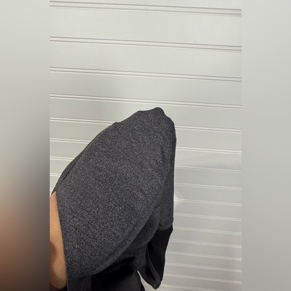 Lululemon women’s gray and black cropped capri leggings. Size 6. - Picture 5 of 7